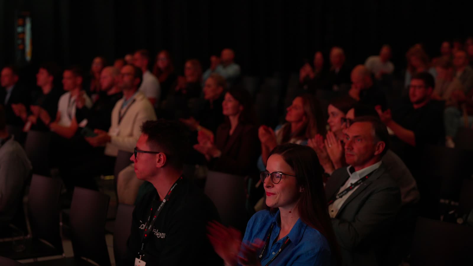 EcomExpo 2026 aftermovie: the audience applauding in a full hall
