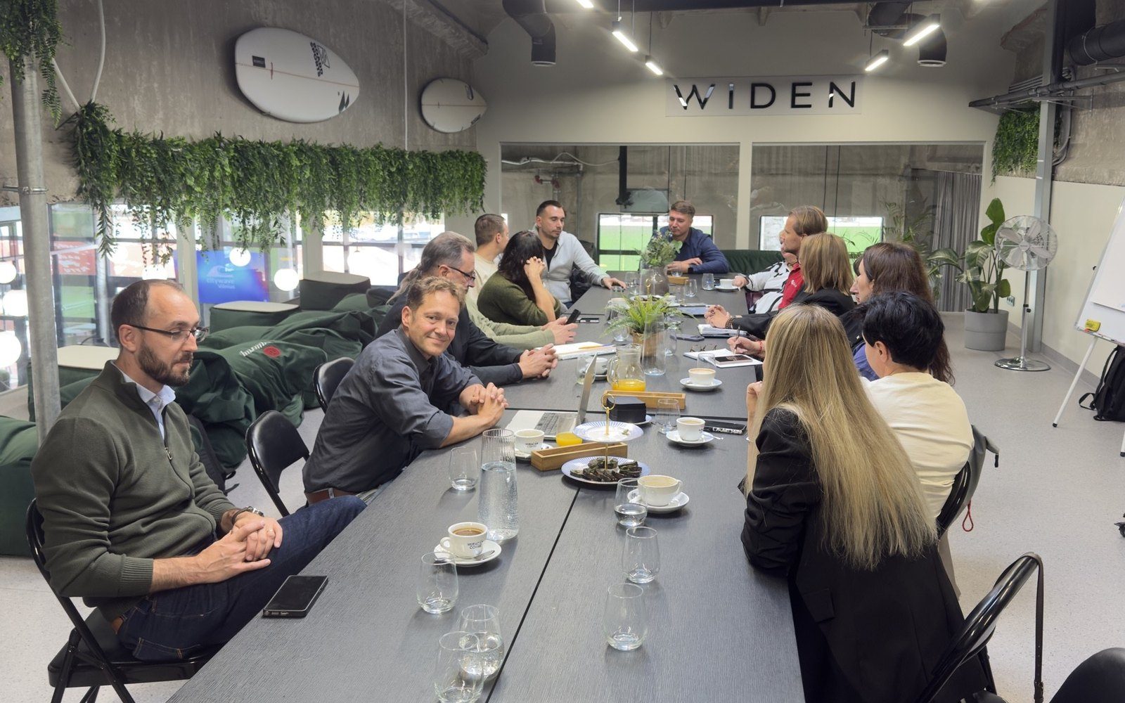 Guests talking around one long table at the EcomExpo Brunch in Vilnius